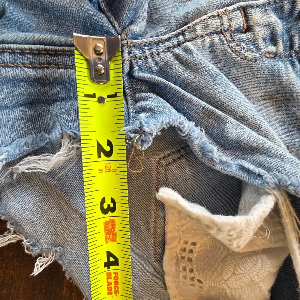 American Eagle Distressed Light Wash Lace Pocket Jean Shorts - Size Women's 0 - Picture 7 of 8